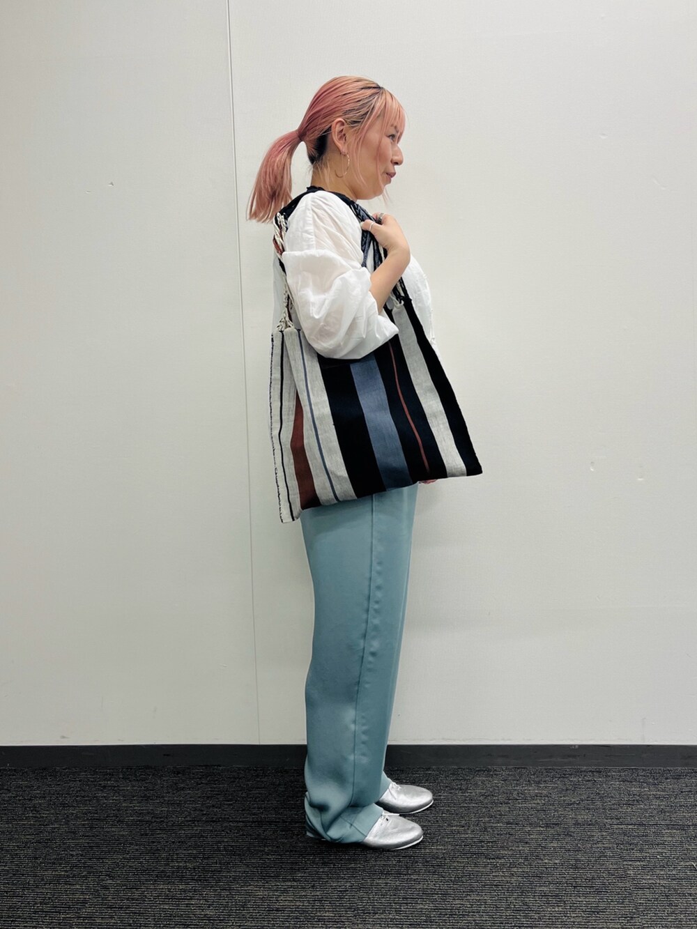 グレー系のかごバッグ、ホワイト系のシャツ/ブラウス、グリーン系のその他パンツを着用したレディースの春コーディネートの5枚目の写真