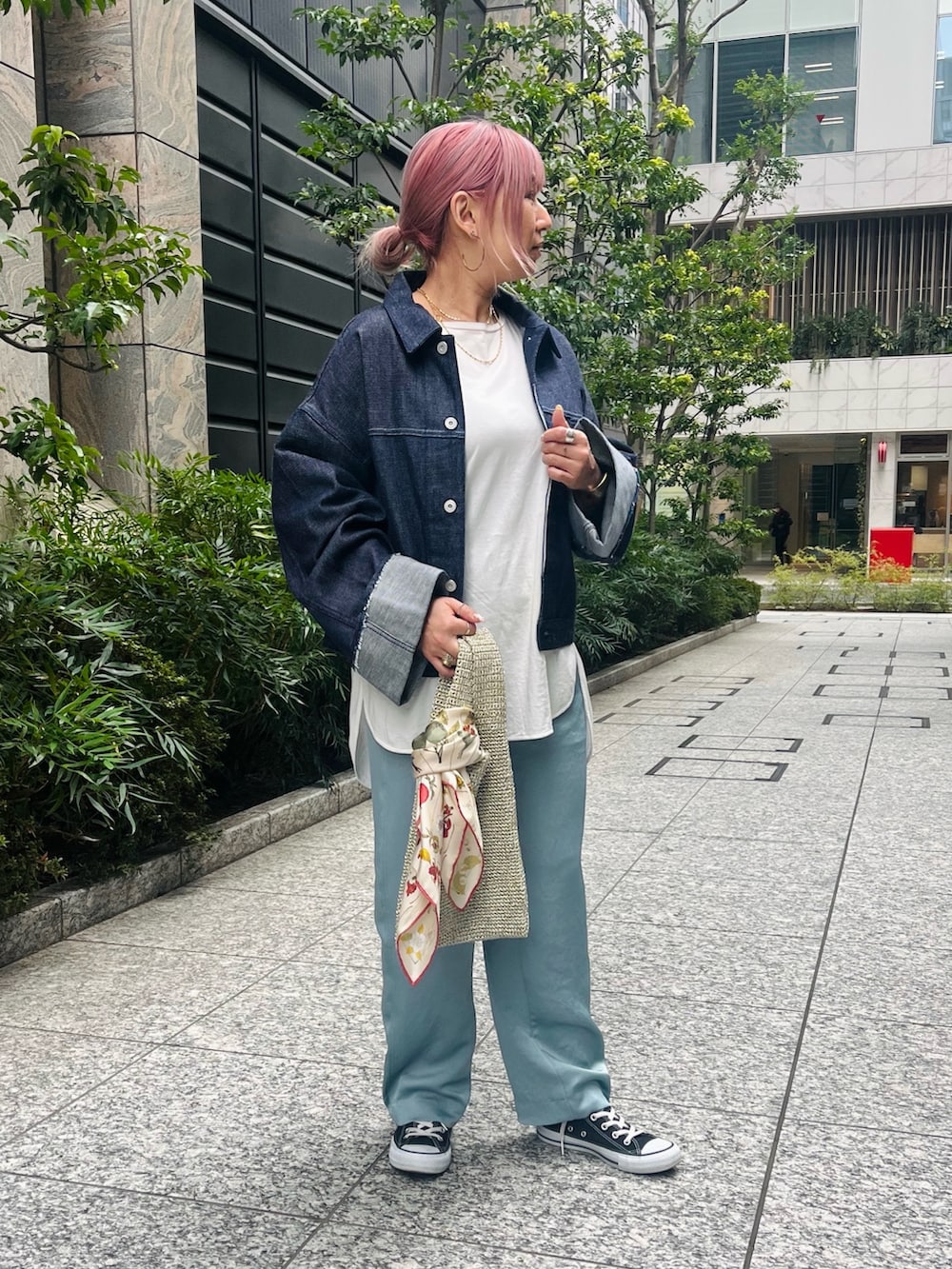 「春コーデ、春服、お出かけコーデ、休日スタイル、大人コーデ、パステルカラー、低身長女子、旅コーデ、春カラー、ベーシック、スカーフ」｜「collexの【collex限定】【KURO/クロ】デニムジャケット（デニムジャケット、ブルー系）」を使った、micoさん（レディース・155cm）の春コーディネートの3枚目の写真