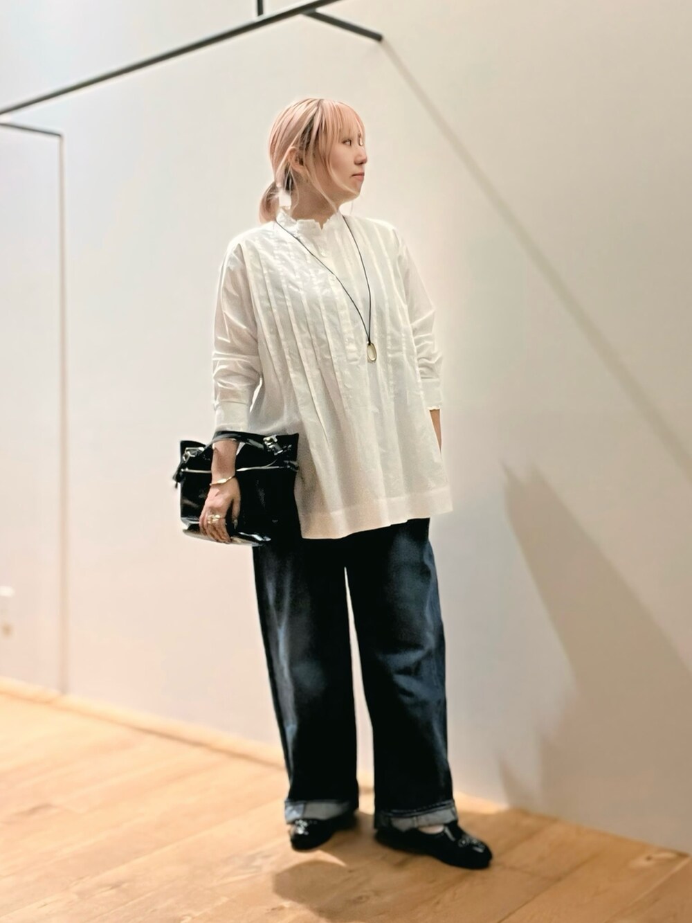 ブラック系のショルダーバッグ、ホワイト系のシャツ/ブラウス、ゴールド系のネックレスを着用したレディースの秋コーディネートの5枚目の写真