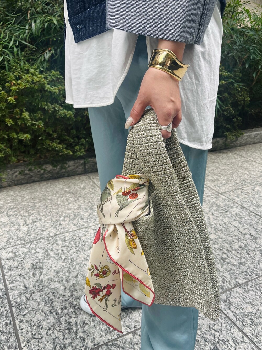 「春コーデ、春服、お出かけコーデ、休日スタイル、大人コーデ、パステルカラー、低身長女子、旅コーデ、春カラー、ベーシック、スカーフ」｜「collexの【collex限定】【KURO/クロ】デニムジャケット（デニムジャケット、ブルー系）」を使った、micoさん（レディース・155cm）の春コーディネートの7枚目の写真