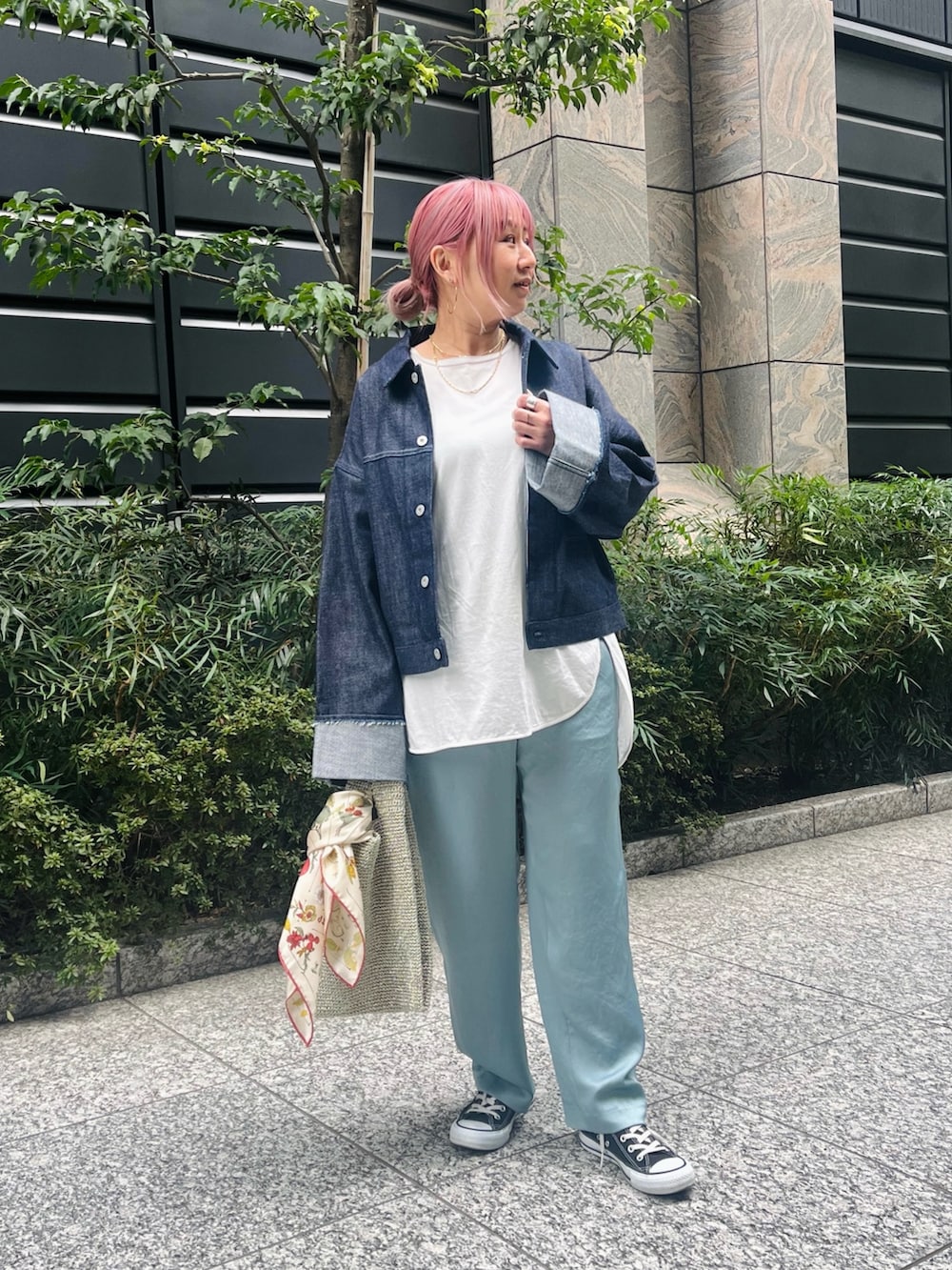 「春コーデ、春服、お出かけコーデ、休日スタイル、大人コーデ、パステルカラー、低身長女子、旅コーデ、春カラー、ベーシック、スカーフ」｜「collexの【collex限定】【KURO/クロ】デニムジャケット（デニムジャケット、ブルー系）」を使った、micoさん（レディース・155cm）の春コーディネートの2枚目の写真
