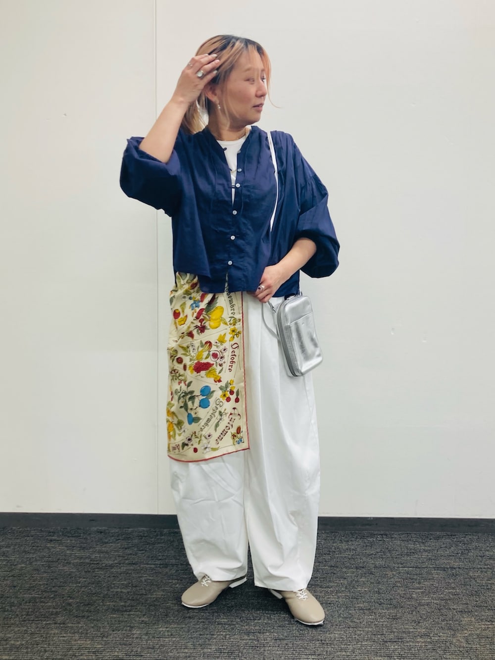 ベージュ系のドレスシューズ、ブラック系のショルダーバッグ、ブルー系のシャツ/ブラウスを着用したレディースの春コーディネートの2枚目の写真