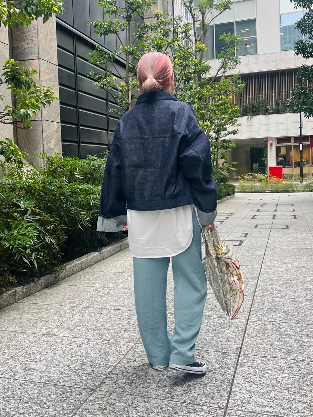 「春コーデ、春服、お出かけコーデ、休日スタイル、大人コーデ、パステルカラー、低身長女子、旅コーデ、春カラー、ベーシック、スカーフ」｜「collexの【collex限定】【KURO/クロ】デニムジャケット（デニムジャケット、ブルー系）」を使った、micoさん（レディース・155cm）の春コーディネートの5枚目の写真