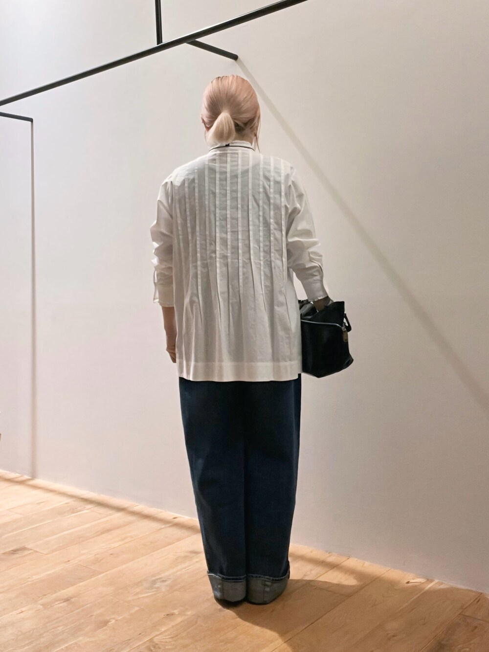 ブラック系のショルダーバッグ、ホワイト系のシャツ/ブラウス、ゴールド系のネックレスを着用したレディースの秋コーディネートの4枚目の写真