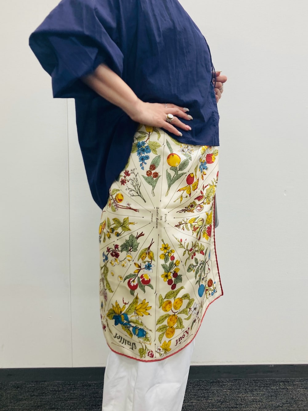 ベージュ系のドレスシューズ、ブラック系のショルダーバッグ、ブルー系のシャツ/ブラウスを着用したレディースの春コーディネートの4枚目の写真