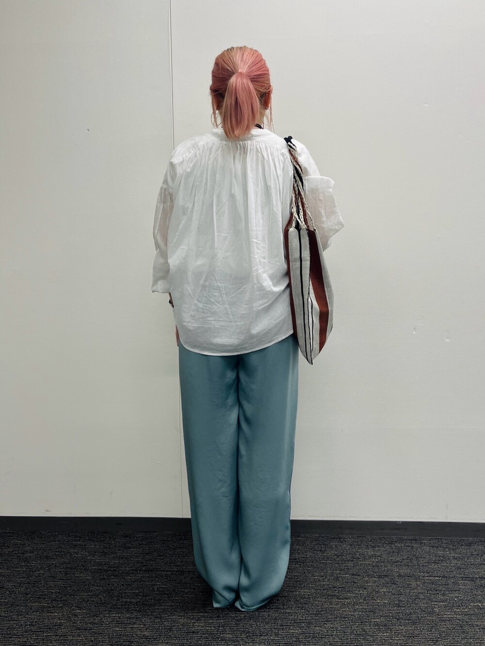グレー系のかごバッグ、ホワイト系のシャツ/ブラウス、グリーン系のその他パンツを着用したレディースの春コーディネートの6枚目の写真