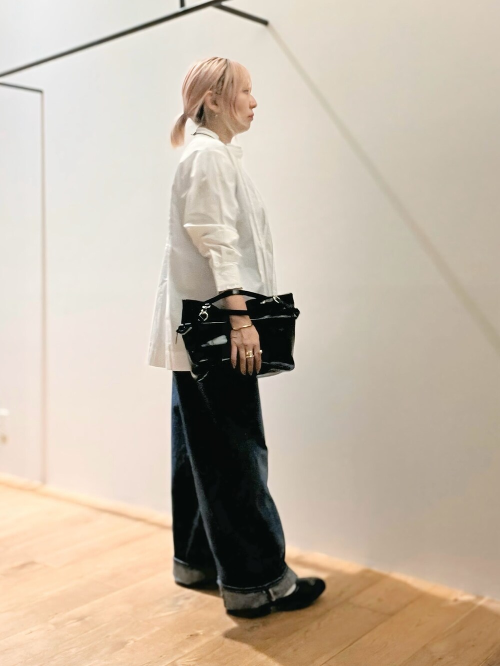 ブラック系のショルダーバッグ、ホワイト系のシャツ/ブラウス、ゴールド系のネックレスを着用したレディースの秋コーディネートの3枚目の写真