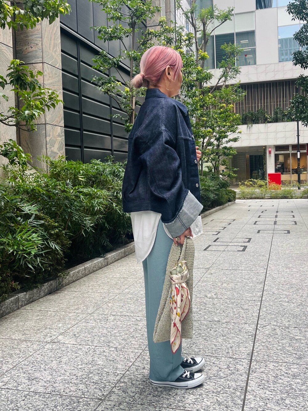 「春コーデ、春服、お出かけコーデ、休日スタイル、大人コーデ、パステルカラー、低身長女子、旅コーデ、春カラー、ベーシック、スカーフ」｜「collexの【collex限定】【KURO/クロ】デニムジャケット（デニムジャケット、ブルー系）」を使った、micoさん（レディース・155cm）の春コーディネートの4枚目の写真
