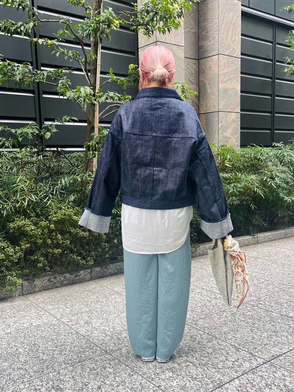 「春コーデ、春服、お出かけコーデ、休日スタイル、大人コーデ、パステルカラー、低身長女子、旅コーデ、春カラー、ベーシック、スカーフ」｜「collexの【collex限定】【KURO/クロ】デニムジャケット（デニムジャケット、ブルー系）」を使った、micoさん（レディース・155cm）の春コーディネートの6枚目の写真