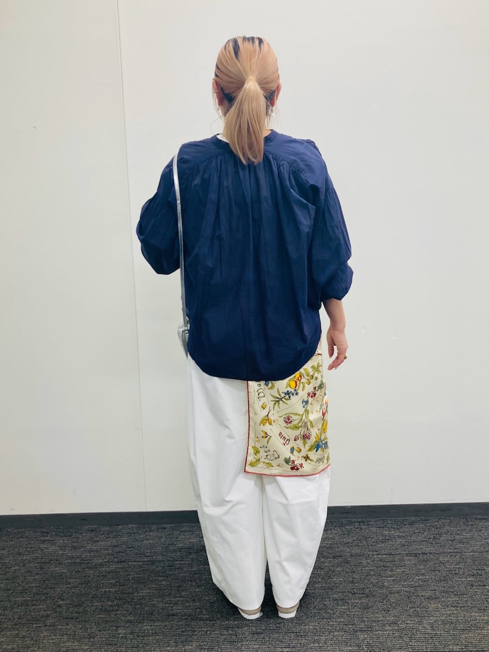 ベージュ系のドレスシューズ、ブラック系のショルダーバッグ、ブルー系のシャツ/ブラウスを着用したレディースの春コーディネートの3枚目の写真