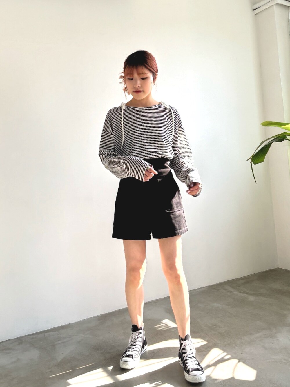 ホワイト系のTシャツ/カットソー、ホワイト系のキャミソール、ブラック系のその他パンツを着用したレディースの春コーディネートの2枚目の写真