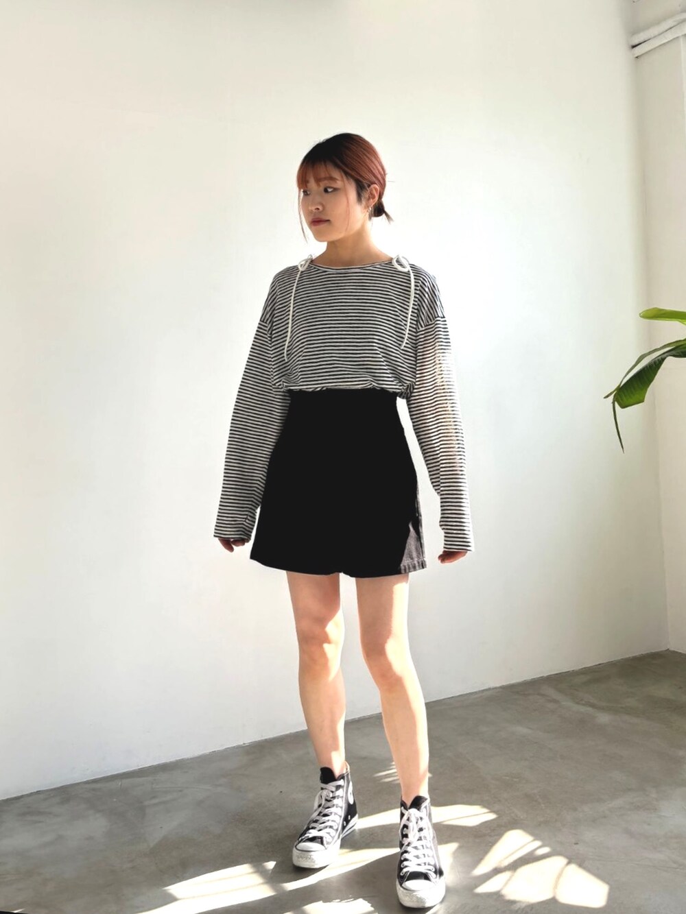 ホワイト系のTシャツ/カットソー、ホワイト系のキャミソール、ブラック系のその他パンツを着用したレディースの春コーディネートの3枚目の写真