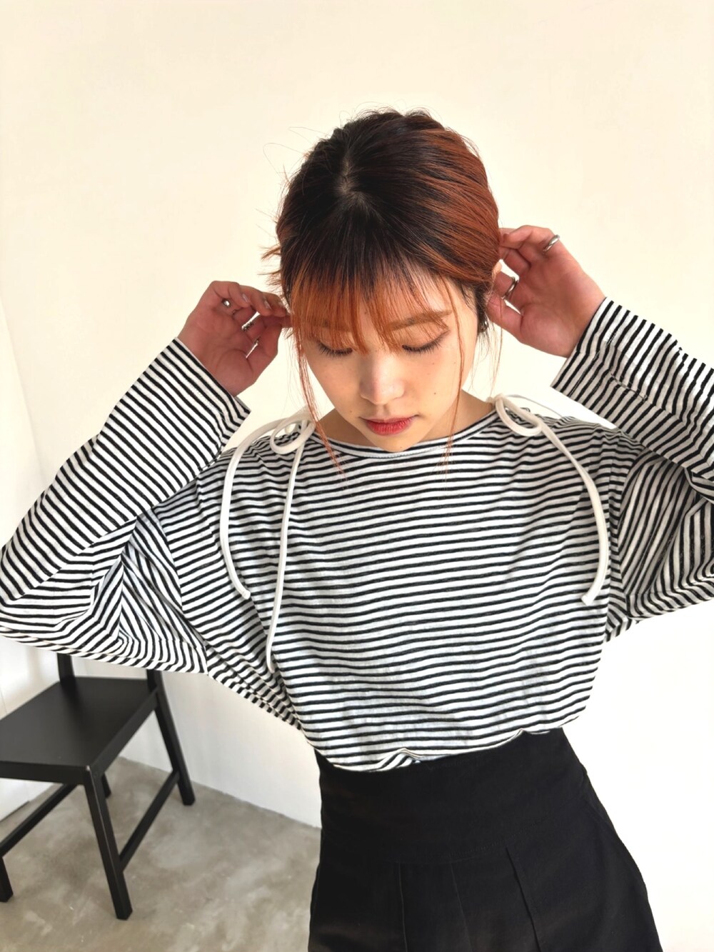 ホワイト系のTシャツ/カットソー、ホワイト系のキャミソール、ブラック系のその他パンツを着用したレディースの春コーディネートの5枚目の写真