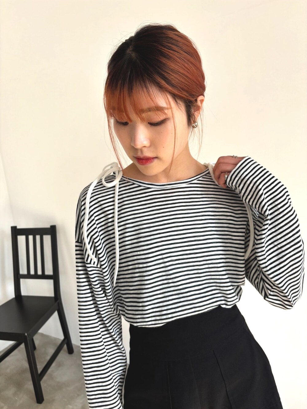 ホワイト系のTシャツ/カットソー、ホワイト系のキャミソール、ブラック系のその他パンツを着用したレディースの春コーディネートの4枚目の写真