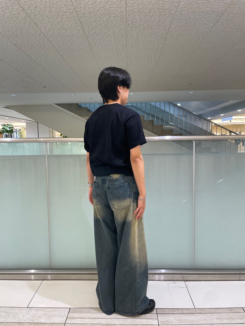 ブラック系のTシャツ/カットソー、ブルー系のデニムパンツを着用したメンズの夏コーディネートの4枚目の写真