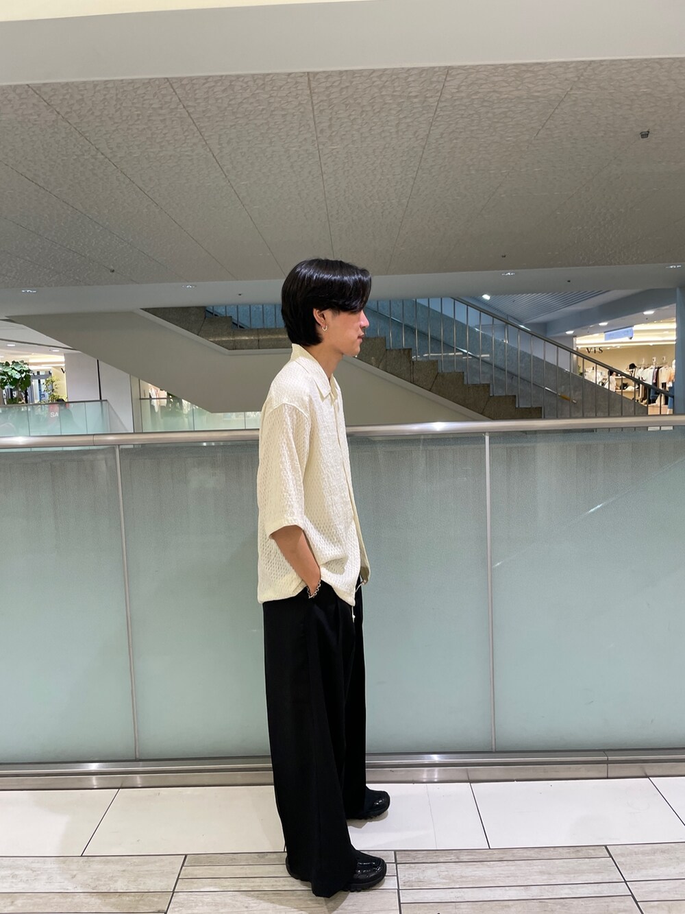 ブラック系のその他パンツ、ホワイト系のシャツ/ブラウス、ホワイト系のタンクトップを着用したメンズの夏コーディネートの2枚目の写真