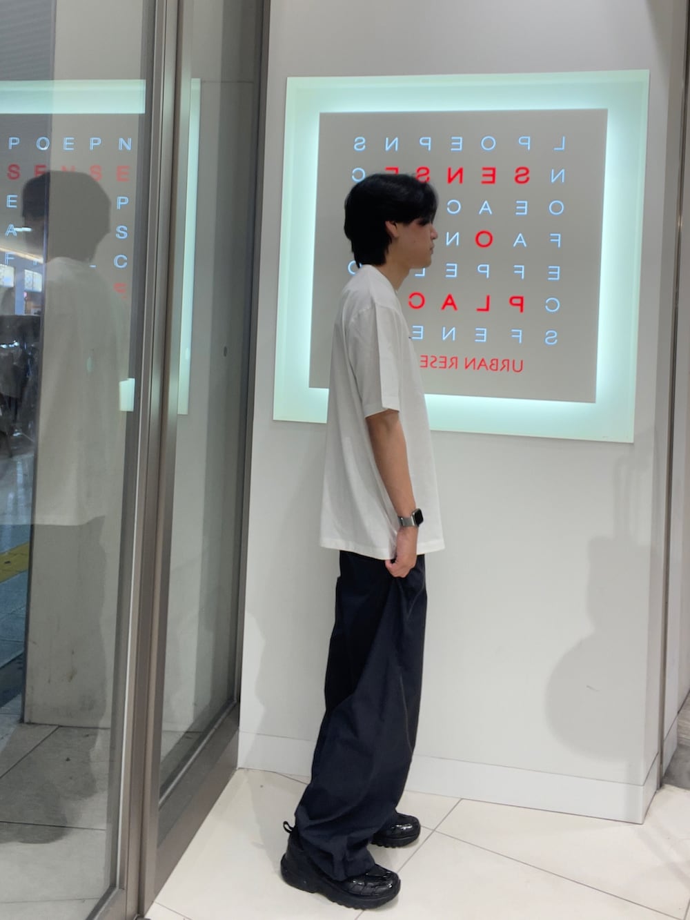 ホワイト系のTシャツ/カットソー、その他のその他パンツを着用したメンズの夏コーディネートの2枚目の写真