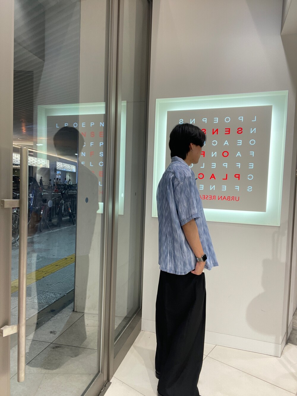 その他のシャツ/ブラウス、ホワイト系のTシャツ/カットソー、ブラック系のその他パンツを着用したメンズの夏コーディネートの2枚目の写真