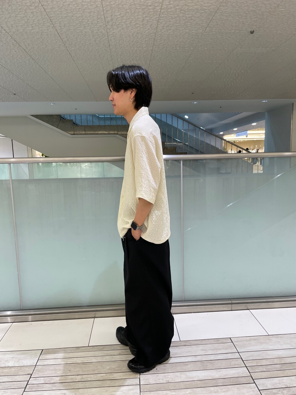 ブラック系のその他パンツ、ホワイト系のシャツ/ブラウス、ホワイト系のタンクトップを着用したメンズの夏コーディネートの3枚目の写真