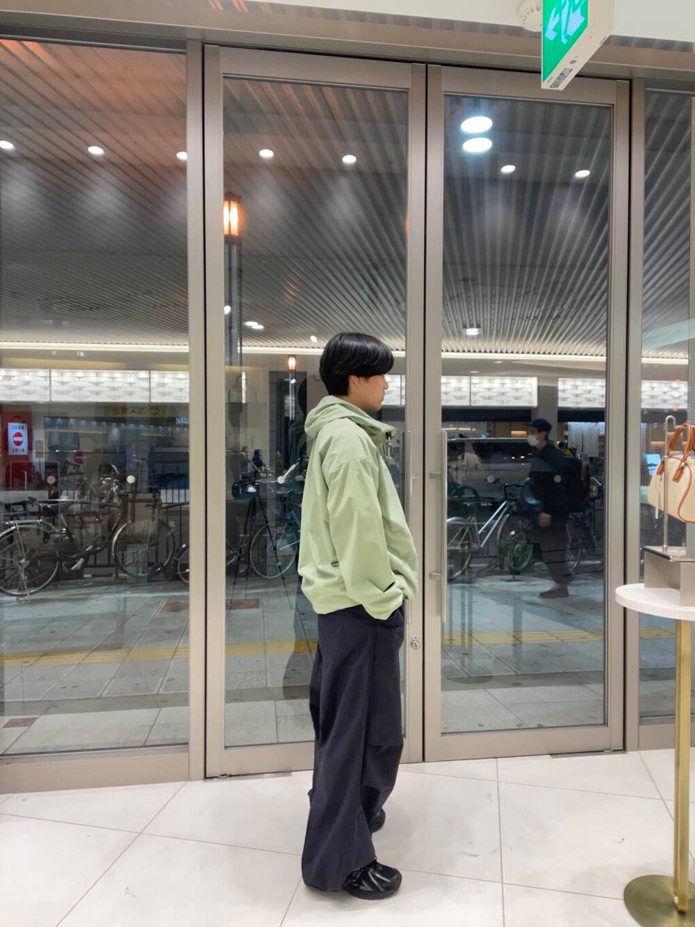 ブルー系のその他パンツ、グリーン系のブルゾンを着用したメンズの春コーディネートの2枚目の写真