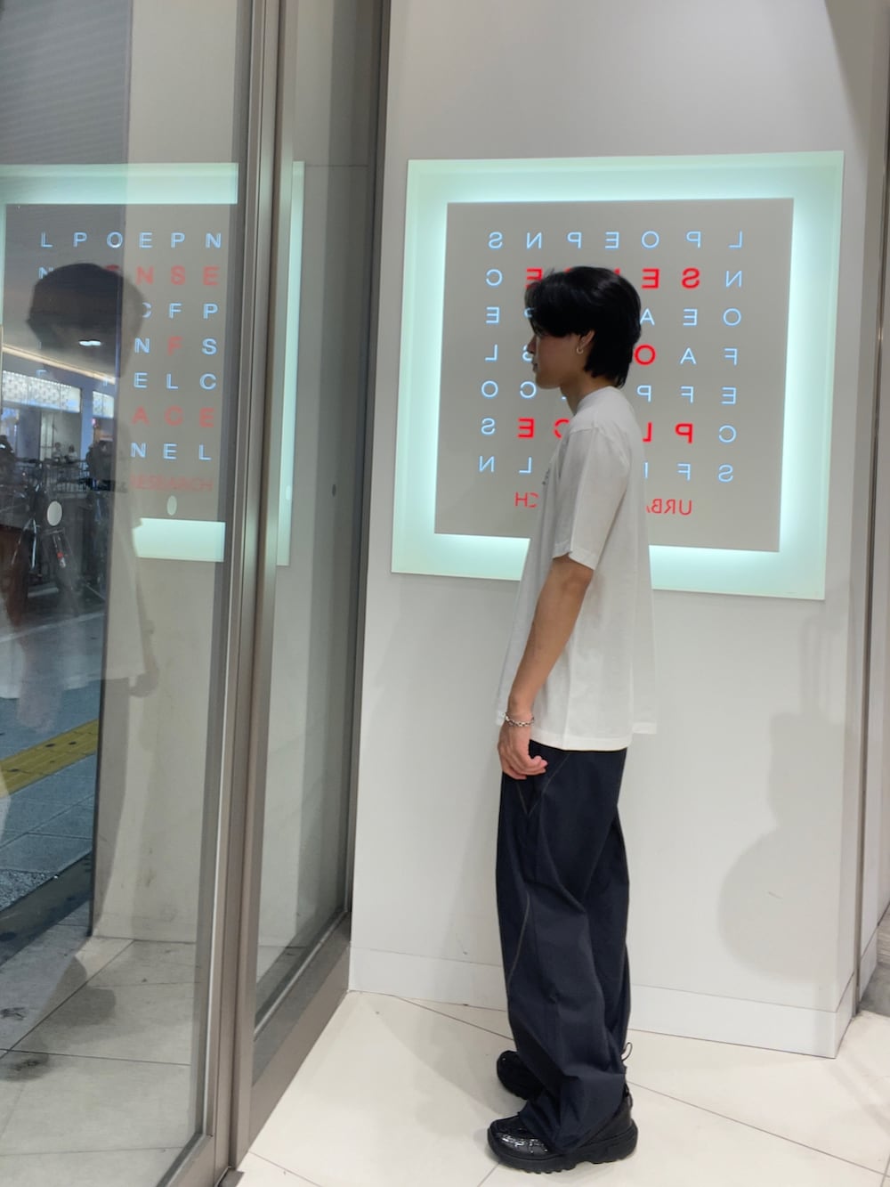 ホワイト系のTシャツ/カットソー、その他のその他パンツを着用したメンズの夏コーディネートの4枚目の写真