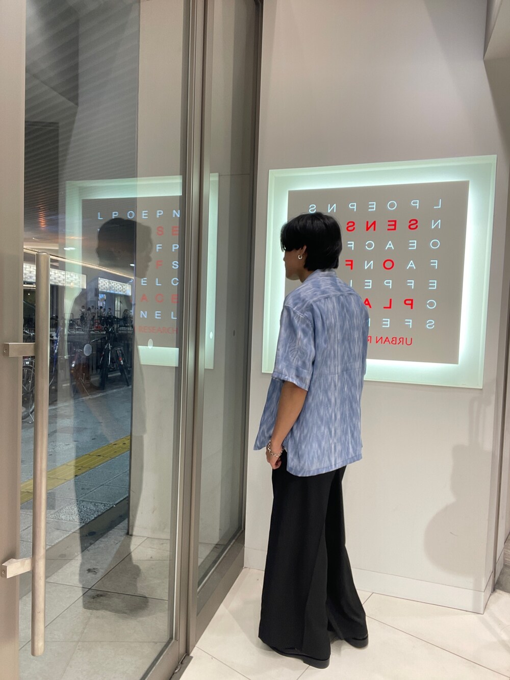 その他のシャツ/ブラウス、ホワイト系のTシャツ/カットソー、ブラック系のその他パンツを着用したメンズの夏コーディネートの4枚目の写真