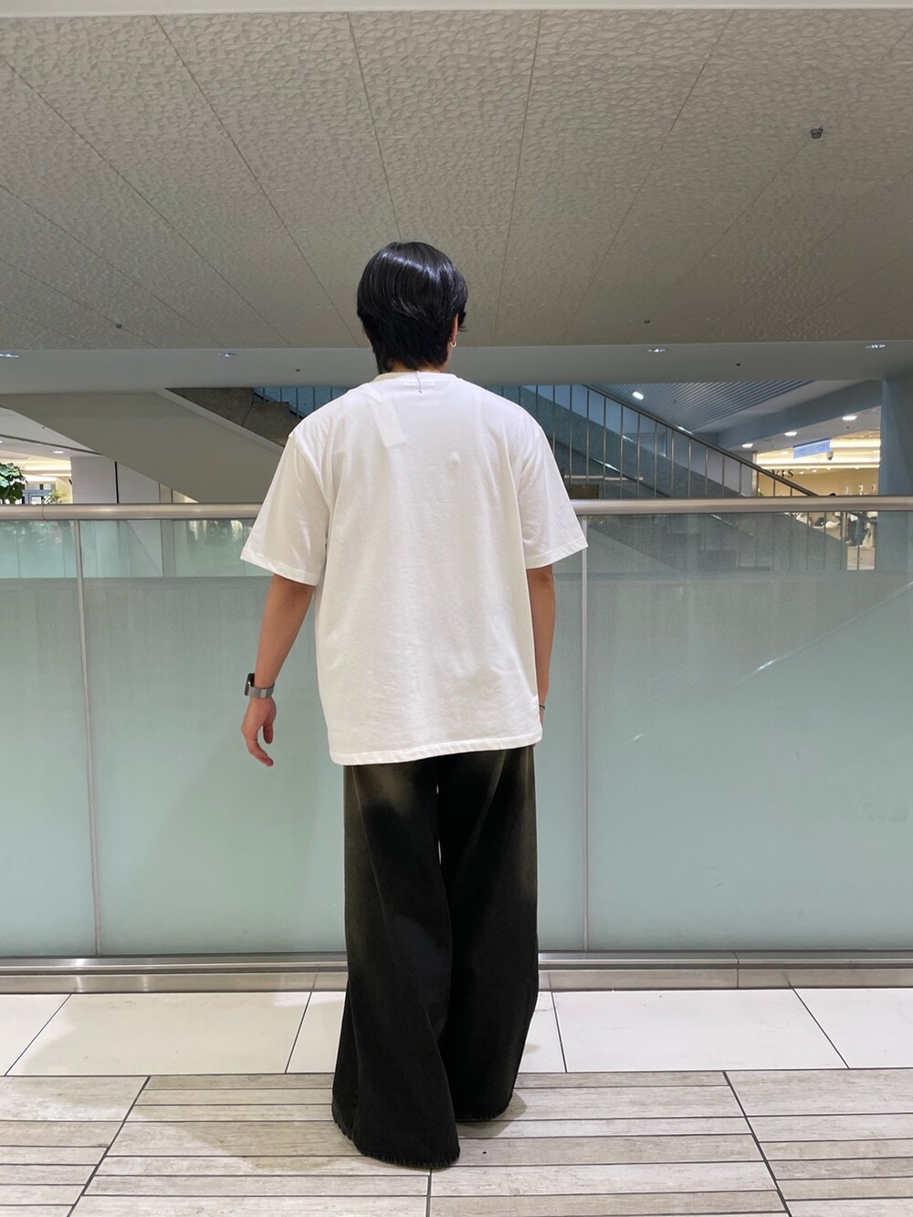 ホワイト系のTシャツ/カットソー、ブラック系のデニムパンツを着用したメンズの夏コーディネートの3枚目の写真