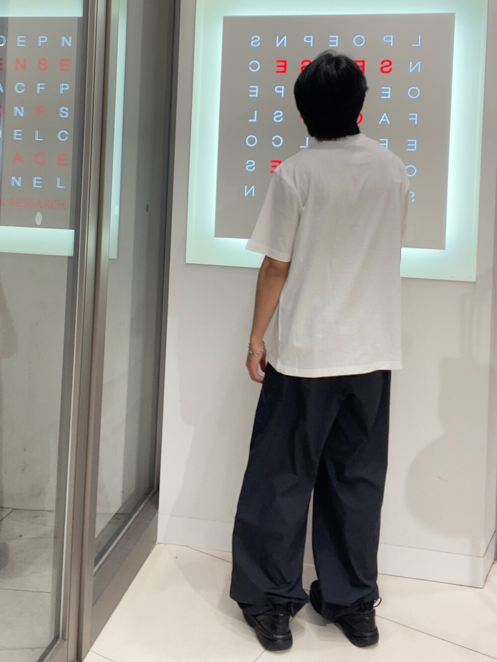 ホワイト系のTシャツ/カットソー、その他のその他パンツを着用したメンズの夏コーディネートの3枚目の写真