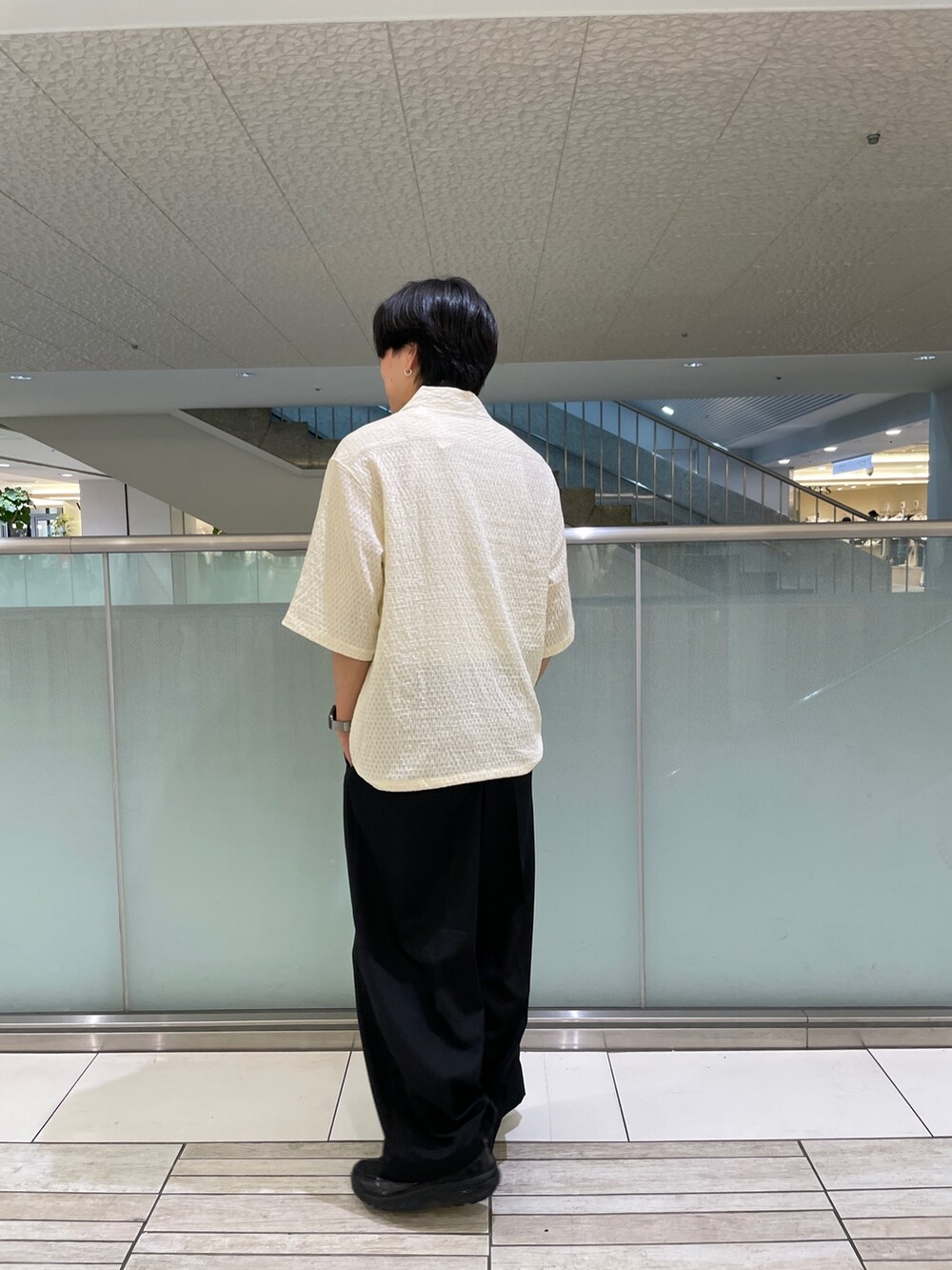 ブラック系のその他パンツ、ホワイト系のシャツ/ブラウス、ホワイト系のタンクトップを着用したメンズの夏コーディネートの4枚目の写真