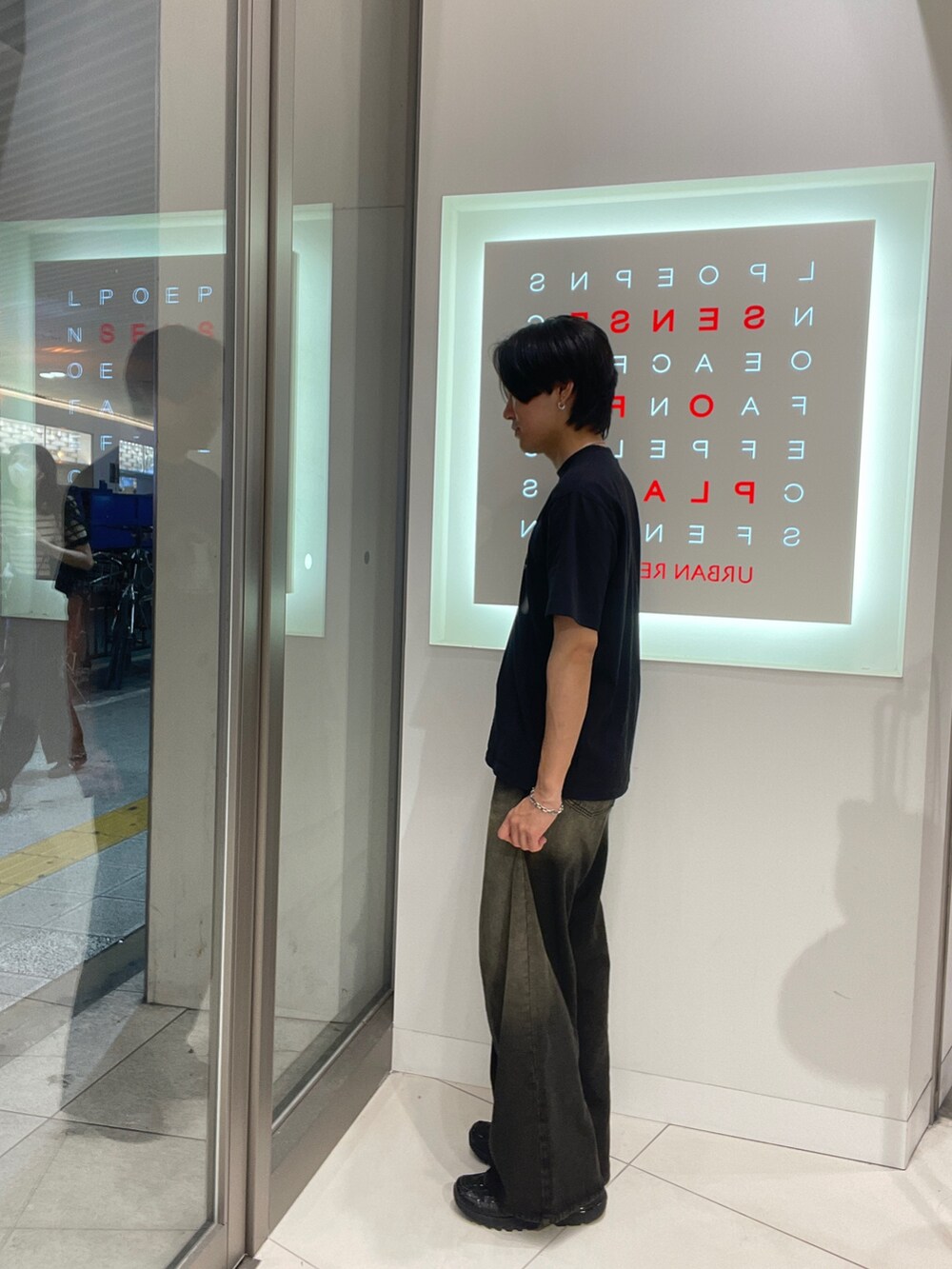 ブラック系のTシャツ/カットソー、ブラック系のデニムパンツを着用したメンズの夏コーディネートの2枚目の写真