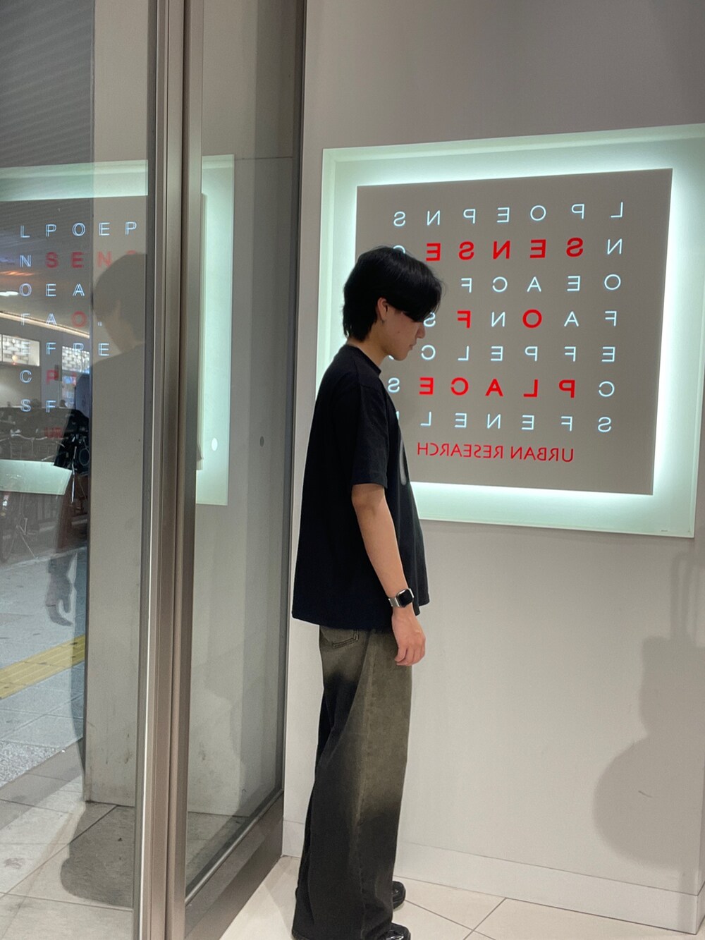 ブラック系のTシャツ/カットソー、ブラック系のデニムパンツを着用したメンズの夏コーディネートの3枚目の写真