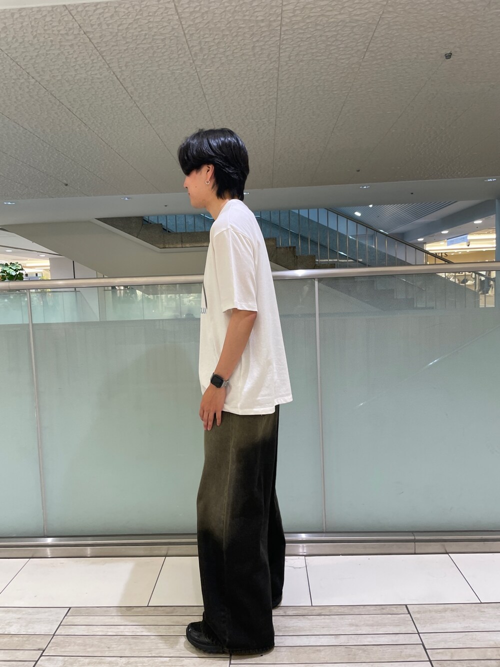 ホワイト系のTシャツ/カットソー、ブラック系のデニムパンツを着用したメンズの夏コーディネートの2枚目の写真