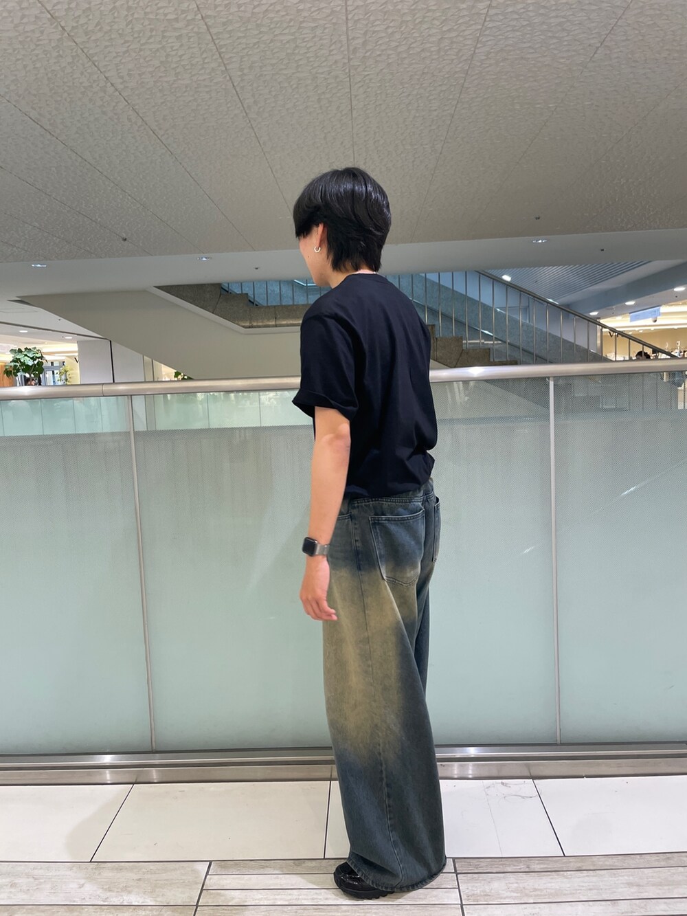 ブラック系のTシャツ/カットソー、ブルー系のデニムパンツを着用したメンズの夏コーディネートの2枚目の写真