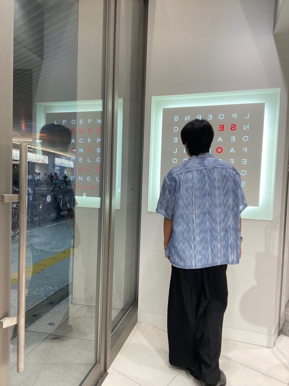 その他のシャツ/ブラウス、ホワイト系のTシャツ/カットソー、ブラック系のその他パンツを着用したメンズの夏コーディネートの3枚目の写真