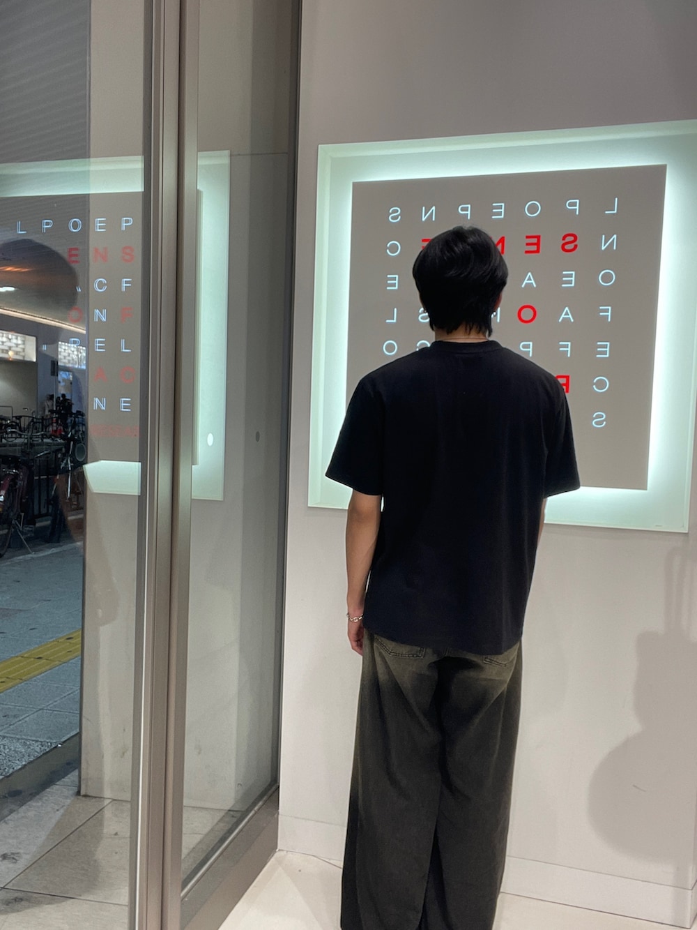 ブラック系のTシャツ/カットソー、ブラック系のデニムパンツを着用したメンズの夏コーディネートの4枚目の写真