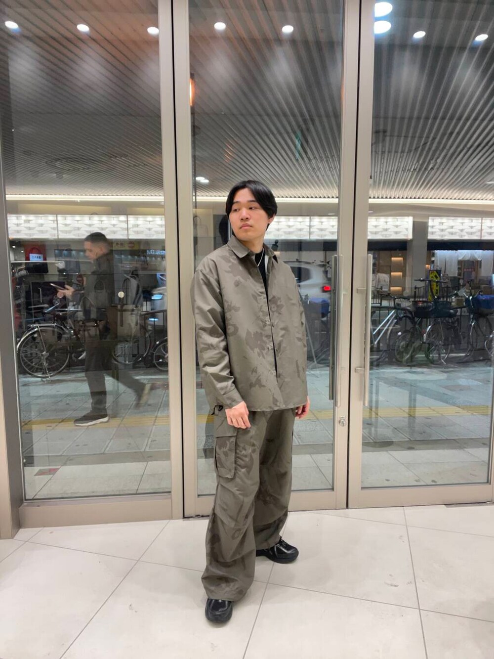 ホワイト系のTシャツ/カットソー、グリーン系のシャツ/ブラウス、グリーン系のその他パンツを着用したメンズの春コーディネートの2枚目の写真