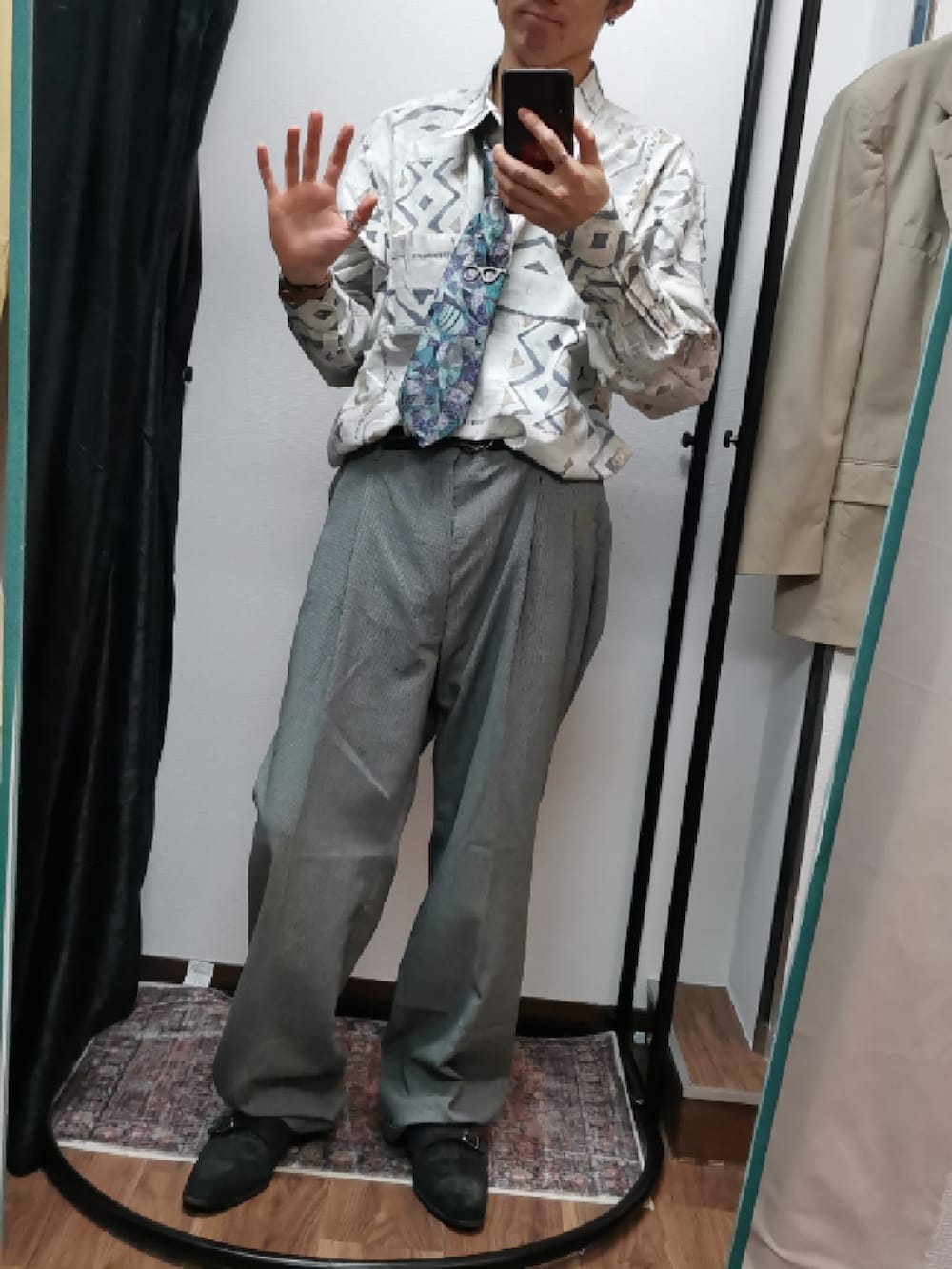 ブラウン系のテーラードジャケットを着用したメンズの春コーディネートの2枚目の写真