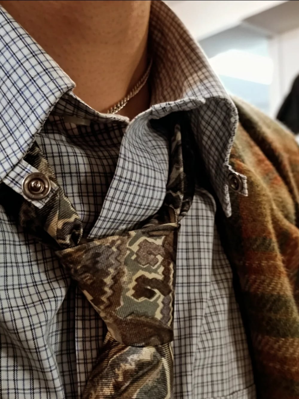 その他のテーラードジャケットを着用したメンズの春コーディネートの2枚目の写真