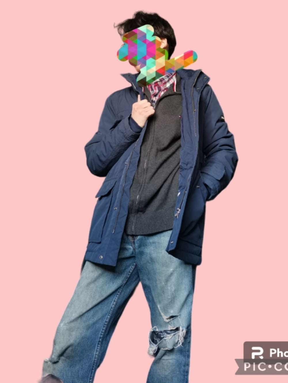 ブルー系のデニムパンツ、ブルー系のナイロンジャケット、ブラック系のカーディガン/ボレロを着用したメンズの春コーディネートの2枚目の写真