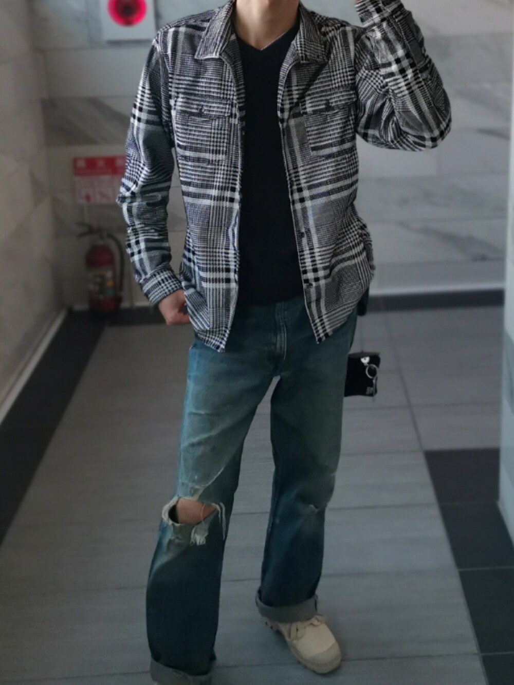 ホワイト系のシャツ/ブラウス、ブルー系のデニムパンツを着用したメンズの冬コーディネートの2枚目の写真