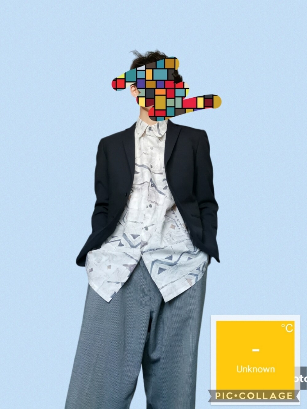 ブラック系のテーラードジャケット、ホワイト系のシャツ/ブラウス、グレー系のスラックスを着用したメンズの春コーディネートの2枚目の写真