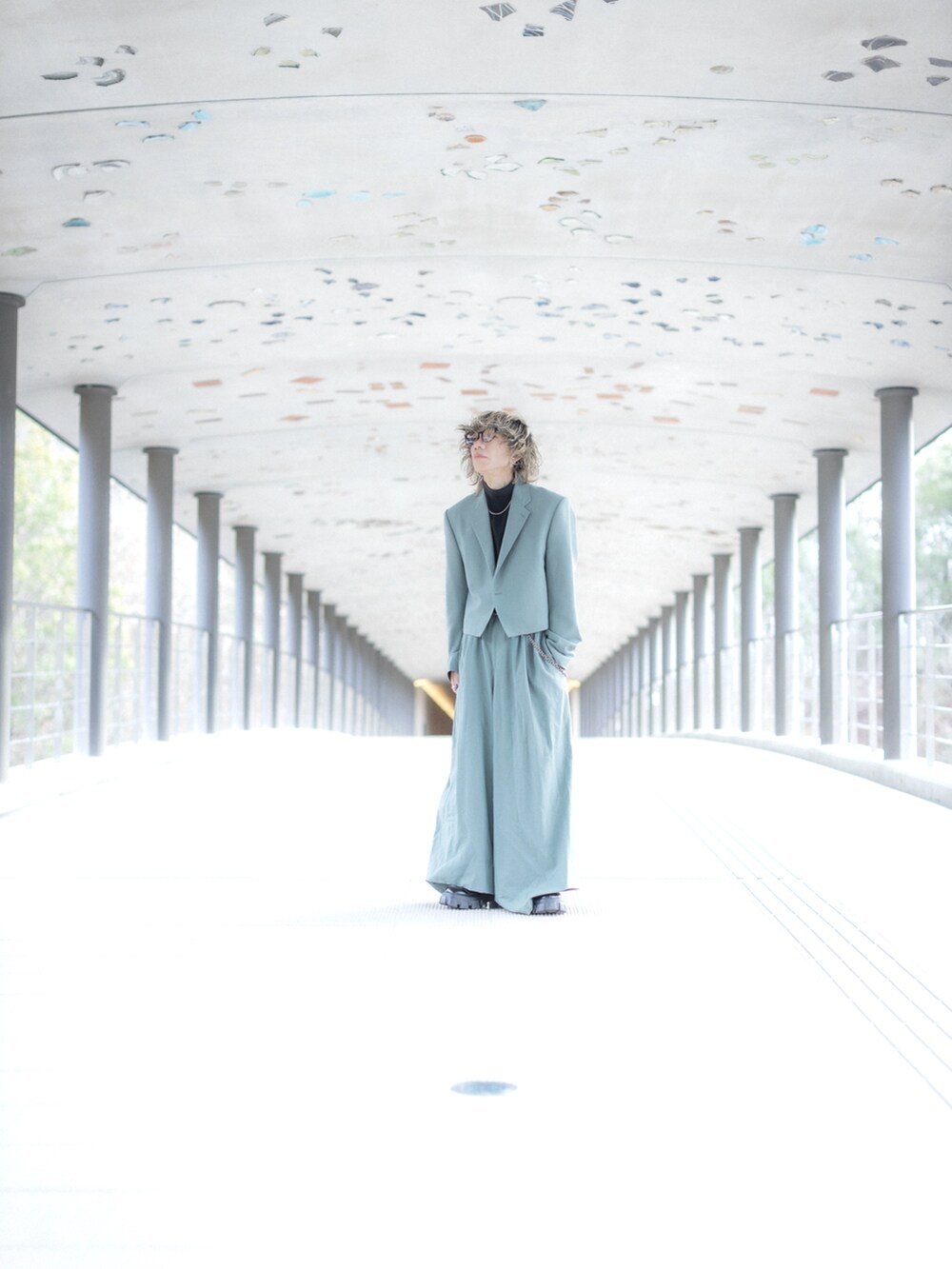 ブラック系のTシャツ/カットソー、グリーン系のジャケット/アウター、グリーン系のパンツを着用したメンズの冬コーディネートの2枚目の写真