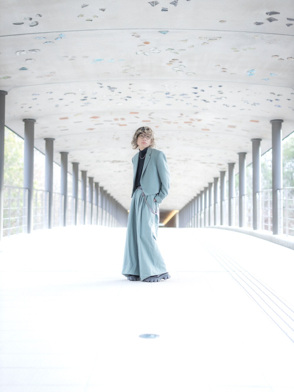 ブラック系のTシャツ/カットソー、グリーン系のジャケット/アウター、グリーン系のパンツを着用したメンズの冬コーディネートの4枚目の写真