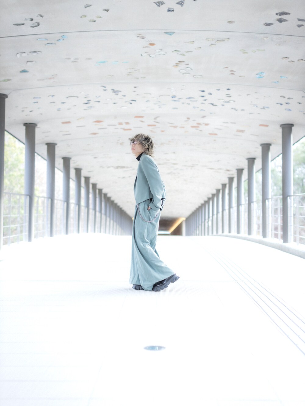 ブラック系のTシャツ/カットソー、グリーン系のジャケット/アウター、グリーン系のパンツを着用したメンズの冬コーディネートの3枚目の写真