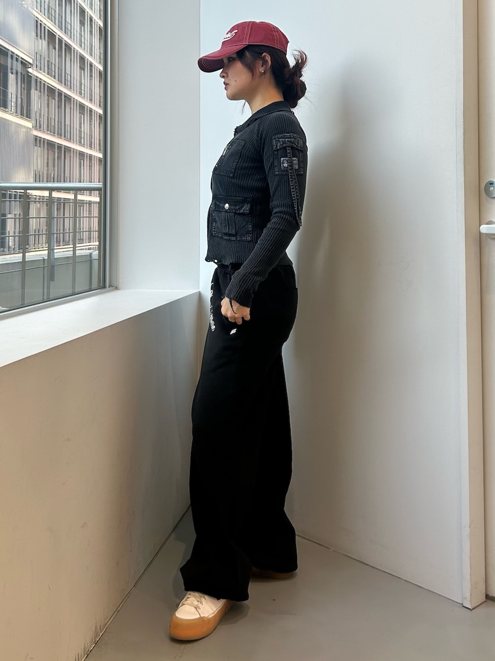 ブラック系のTシャツ/カットソー、ブラック系のスウェットパンツ、シルバー系のネックレスを着用したレディースの冬コーディネートの3枚目の写真