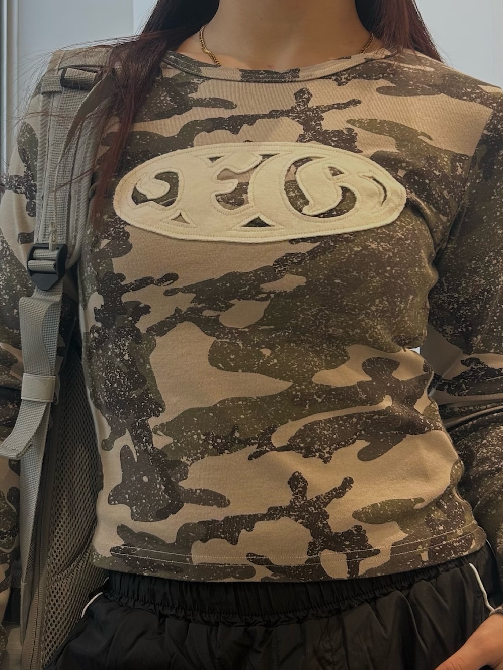 その他のTシャツ/カットソー、ブラック系のその他パンツ、グレー系のバックパック/リュックを着用したレディースの冬コーディネートの4枚目の写真