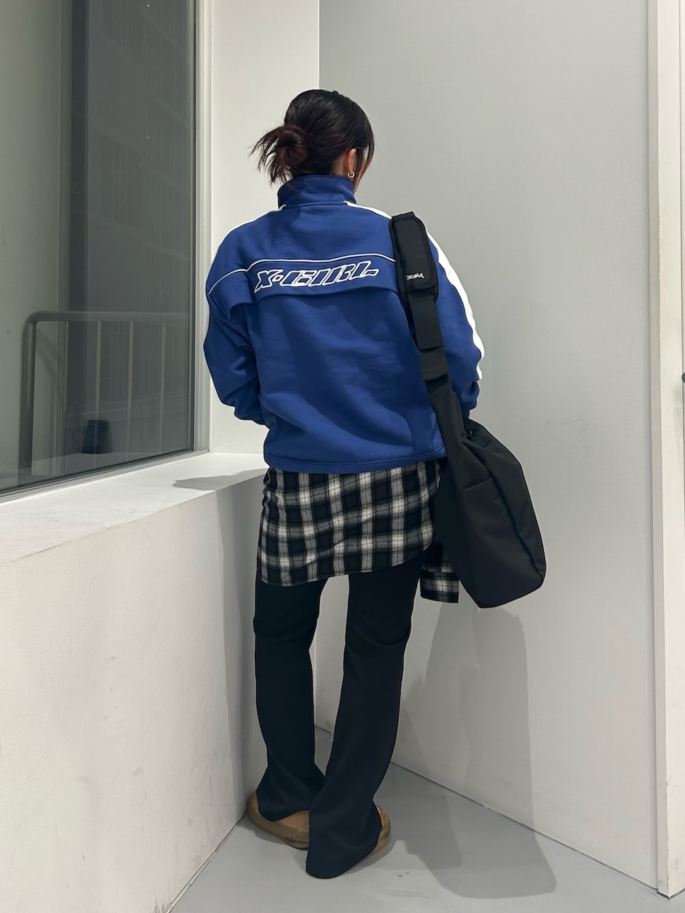 ブルー系のスウェット、ブラック系のその他パンツ、ブラック系のショルダーバッグを着用したレディースの冬コーディネートの3枚目の写真