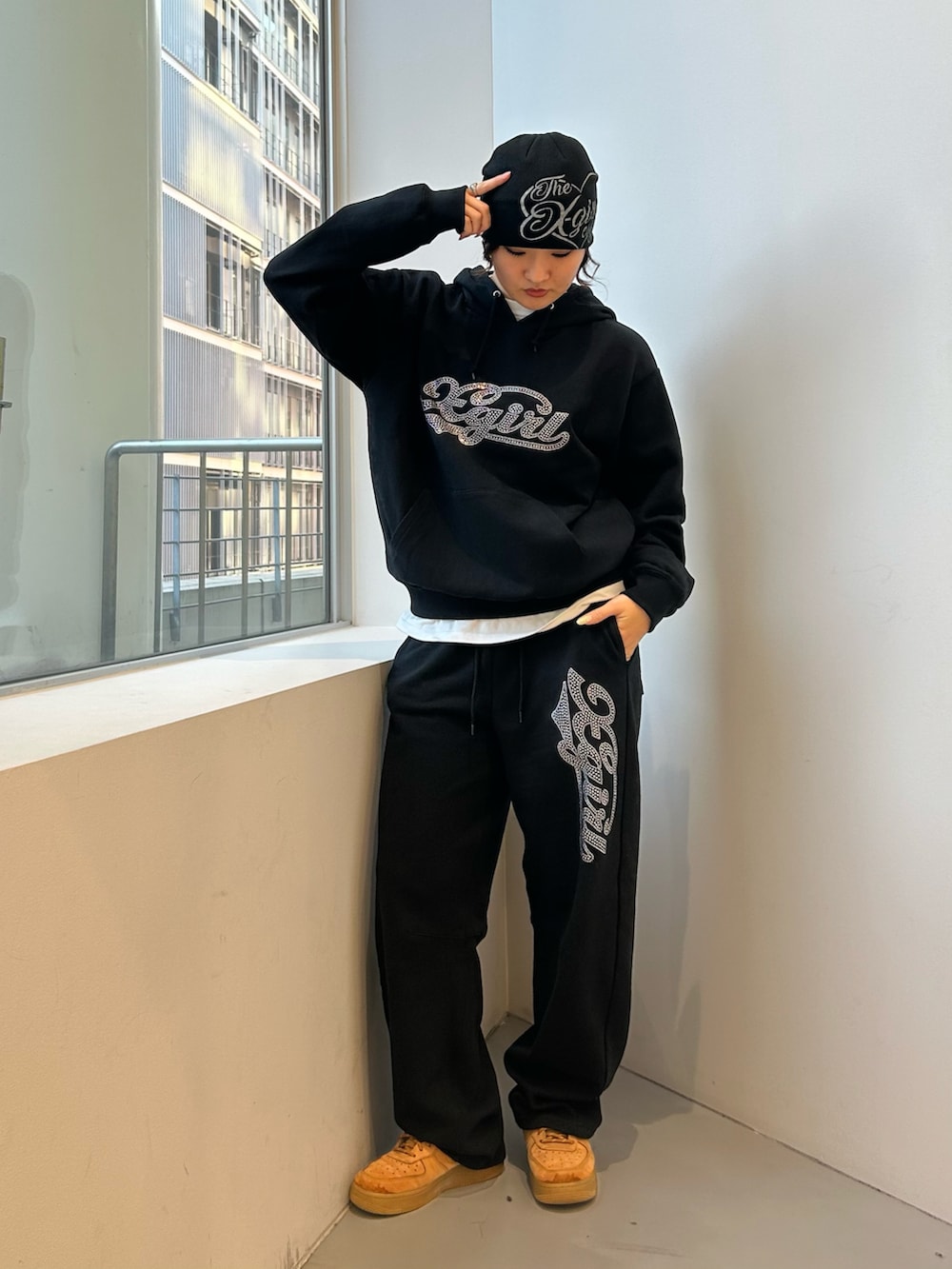 ブラック系のパーカー、ブラック系のスウェットパンツ、ブラック系のニットキャップ/ビーニーを着用したレディースの冬コーディネートの5枚目の写真