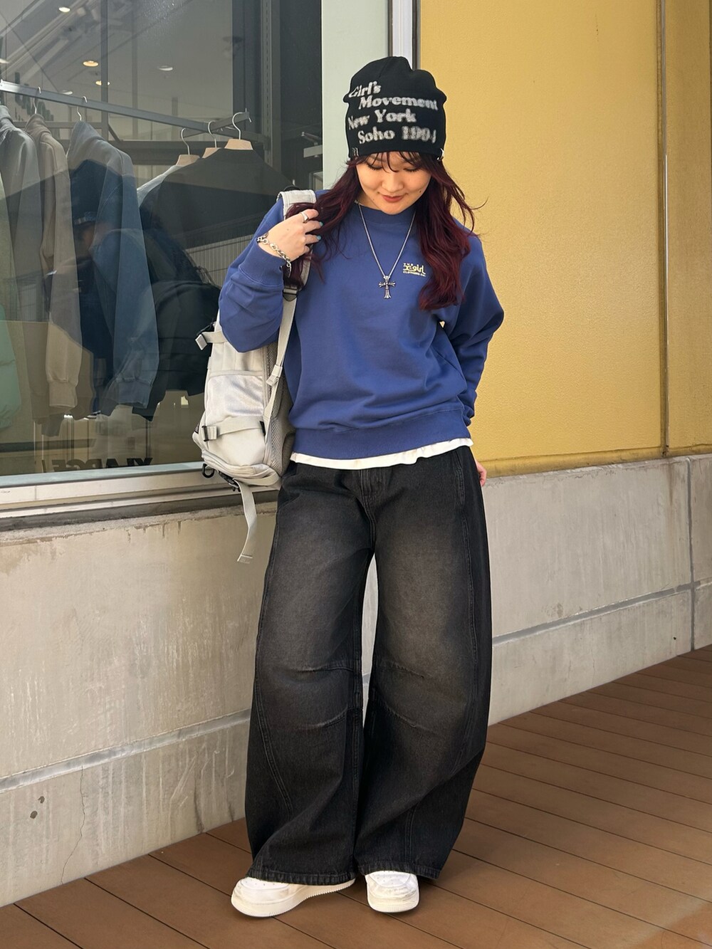 ホワイト系のTシャツ/カットソー、ブルー系のスウェット、ブラック系のデニムパンツを着用したレディースの冬コーディネートの5枚目の写真