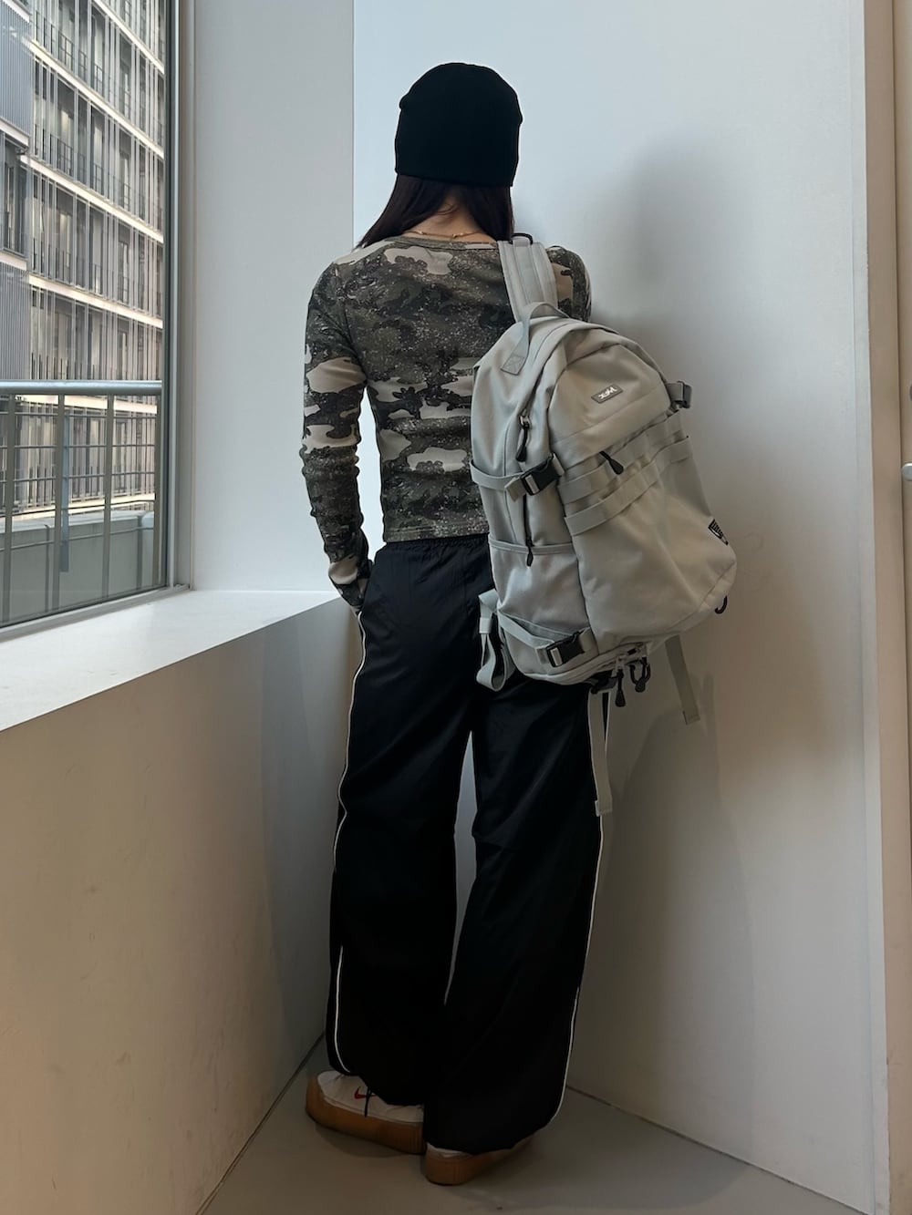 その他のTシャツ/カットソー、ブラック系のその他パンツ、グレー系のバックパック/リュックを着用したレディースの冬コーディネートの3枚目の写真